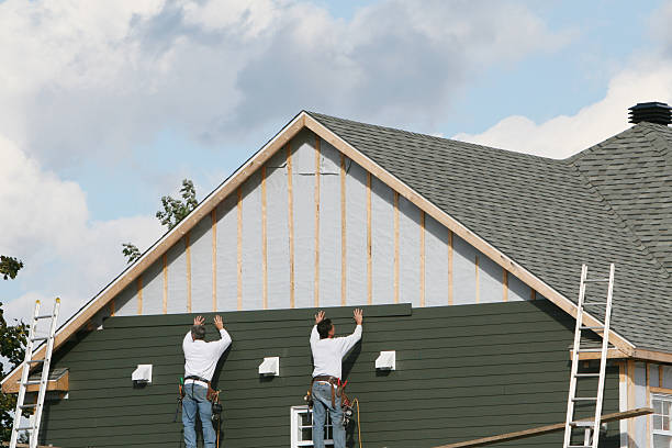 Professional Siding Installation technician working in Irving, TX